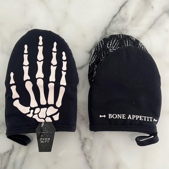 Target Bullseye 2023 - NWT - Skeleton Hand "Bone Appetit" Oven Mitt, Set of 2 - Picture 1 of 4